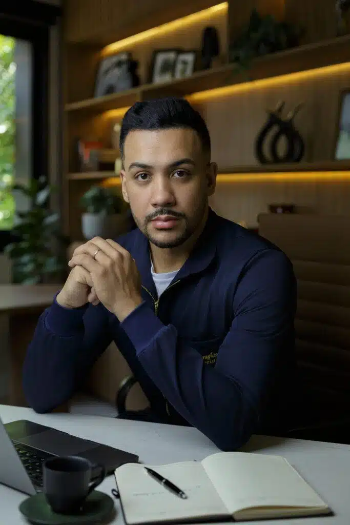 Alef Douglas, nutricionista esportivo, em retrato profissional de alto padrão, com postura confiante e imagem de autoridade.