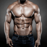 Homem com musculatura aparente e corpo definido.