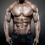 Homem com musculatura aparente e corpo definido.