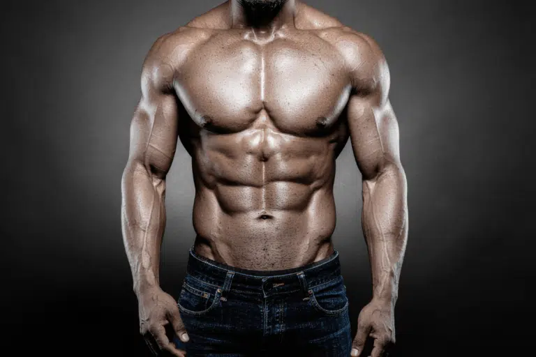 Homem com musculatura aparente e corpo definido.