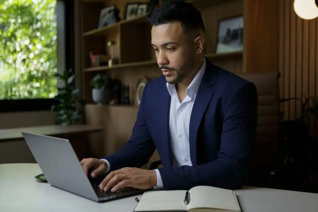 Foto profissional de Alef Douglas, nutricionista esportivo e Personal Trainer em seu consultorio, transmitindo confiança, autoridade e excelência no atendimento.