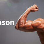 Homem com corpo musculoso ilustrando o conceito de off season.