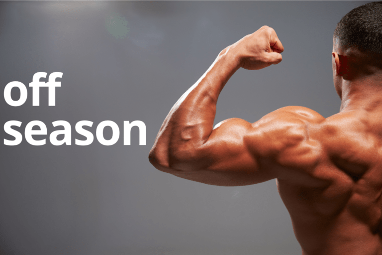 Homem com corpo musculoso ilustrando o conceito de off season.