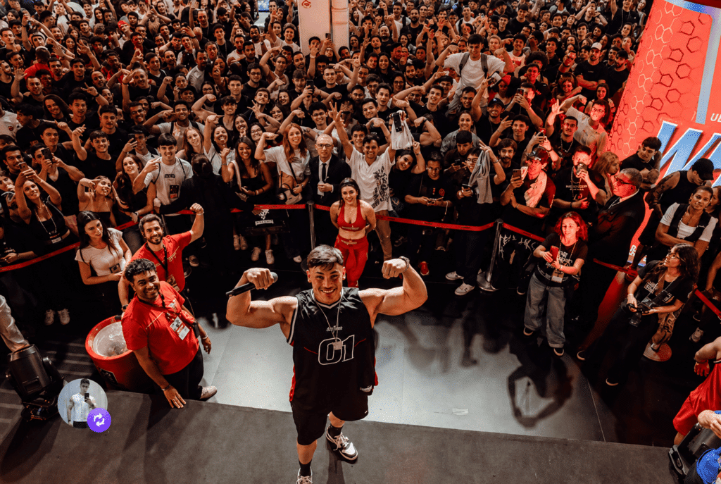 FOTO DO ATLETA GANLEY EM UMA FEIRA DE MUSCULAÇÃO JUNTO COM TODA UMA PLATEIA DE FÃNS