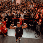FOTO DO ATLETA GANLEY EM UMA FEIRA DE MUSCULAÇÃO JUNTO COM TODA UMA PLATEIA DE FÃNS