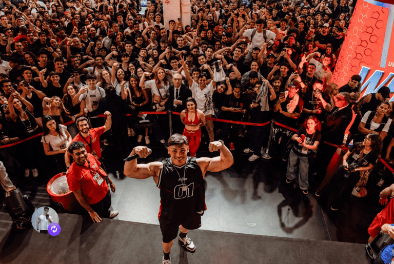 FOTO DO ATLETA GANLEY EM UMA FEIRA DE MUSCULAÇÃO JUNTO COM TODA UMA PLATEIA DE FÃNS
