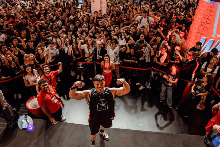 FOTO DO ATLETA GANLEY EM UMA FEIRA DE MUSCULAÇÃO JUNTO COM TODA UMA PLATEIA DE FÃNS