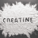 Suplemento creatina derramado no chao e escrito o nome creatine