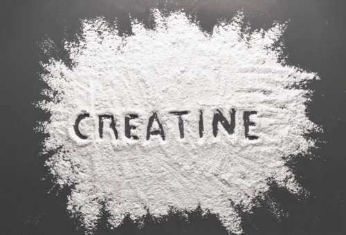 Suplemento creatina derramado no chao e escrito o nome creatine