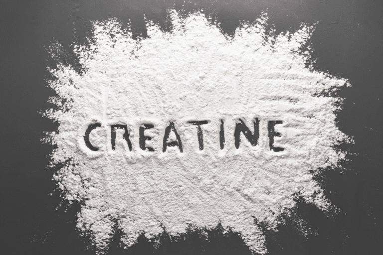 Suplemento creatina derramado no chao e escrito o nome creatine